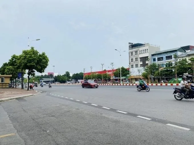 Nhà mặt ngõ 6 tầng cách đường Trạm quận Long Biên giá bao nhiêu?