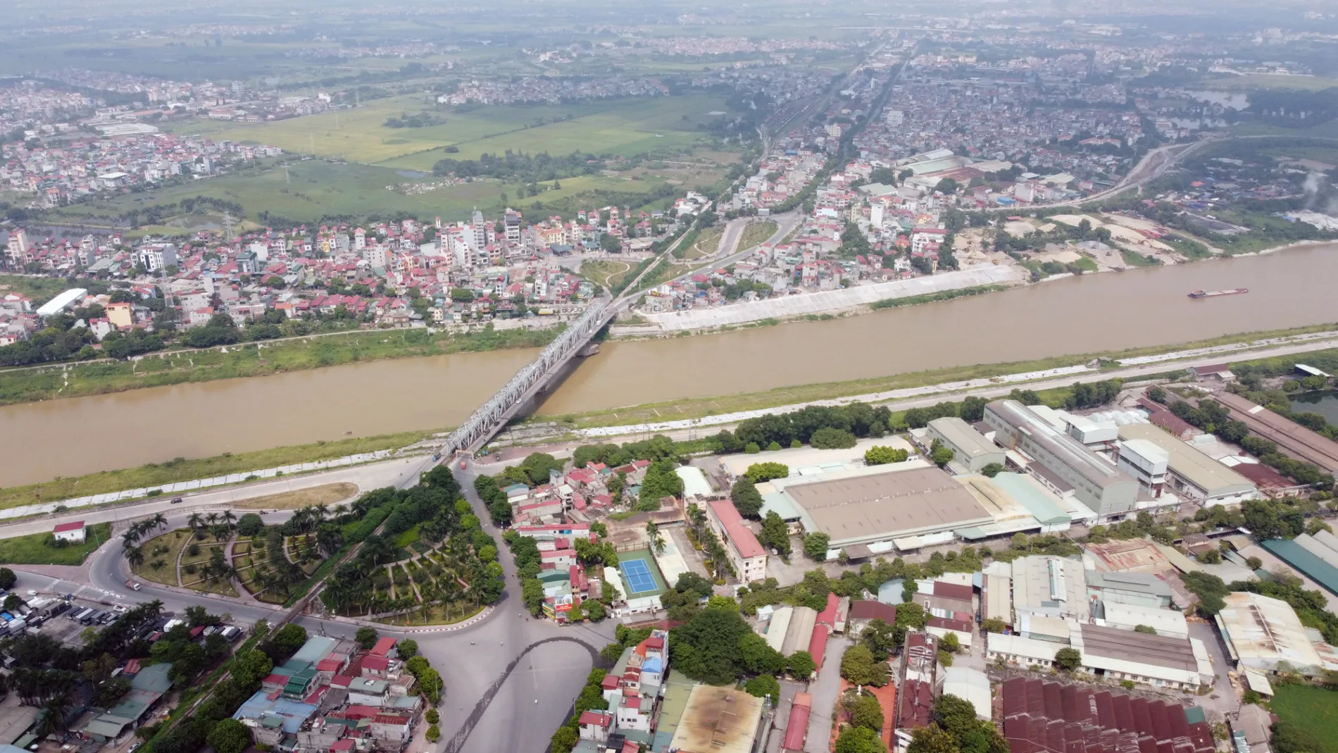 Nhà mặt phố 4 tầng đường Đê sông Đuống quận Long Biên giá bao nhiêu?
