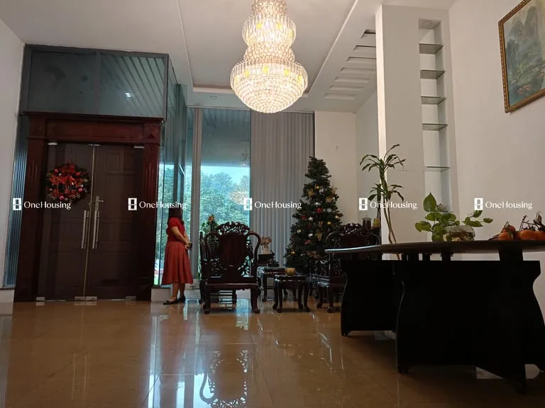 Nhà mặt ngõ 8 tầng cách đường Bát Khối quận Long Biên giá bao nhiêu?