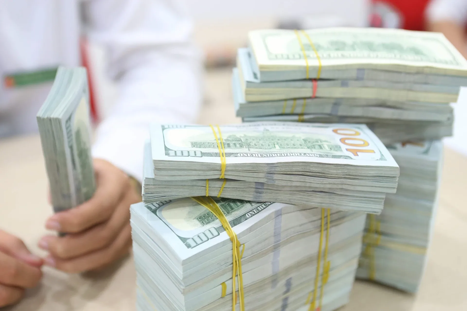 Giá USD tại thị trường tự do trong tháng 6 so với VND là bao nhiêu?