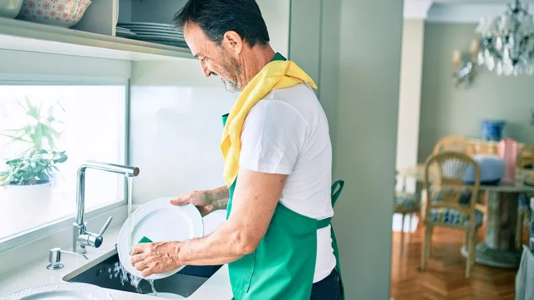 Giữ bếp luôn ngăn nắp, sạch sẽ với 4 mẹo lau dọn hiệu quả