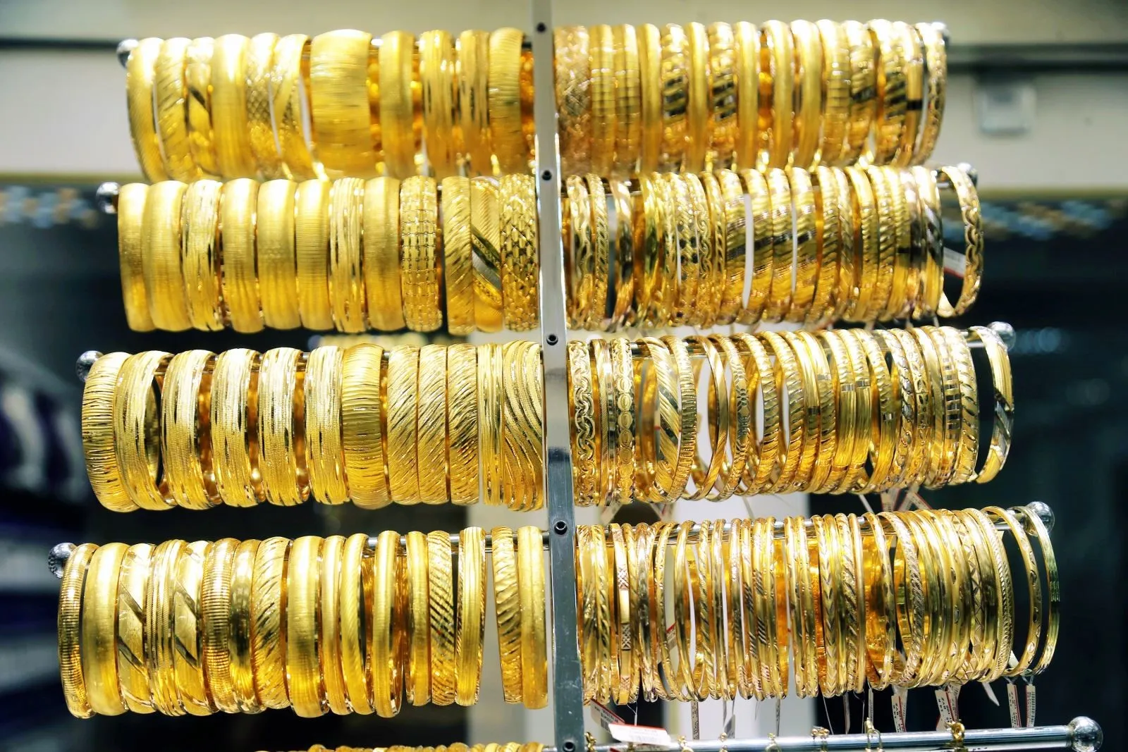 Vì sao giá vàng 18k thường đắt hơn so với giá vàng 24k?