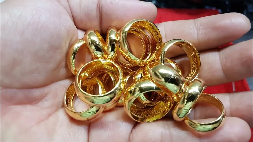 Tại sao giá vàng miếng luôn cao hơn giá vàng nhẫn trơn?