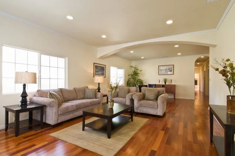 Làm thế nào để chọn sofa có màu sắc phù hợp với sàn nhà gỗ?