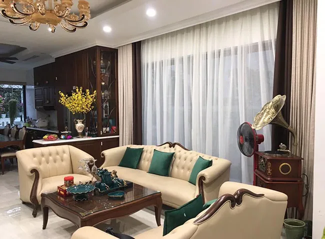 Làm thế nào để kết hợp sofa với rèm cửa trong phòng khách?