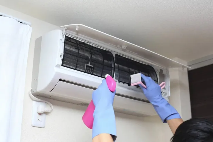 Cách vệ sinh điều hòa để khử mùi ẩm mốc trong phòng ngủ?