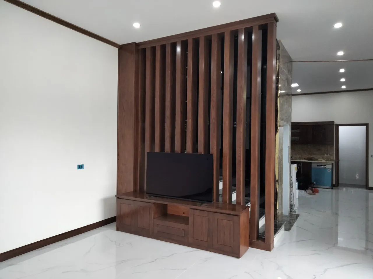 Các kiểu vách ngăn phòng khách gỗ có những ưu điểm và nhược điểm gì?