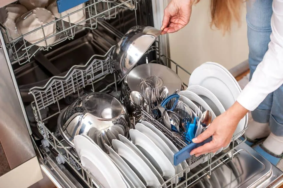 Sắp xếp bát đũa trong máy rửa chén như thế nào để vệ sinh nhanh và hiệu quả?