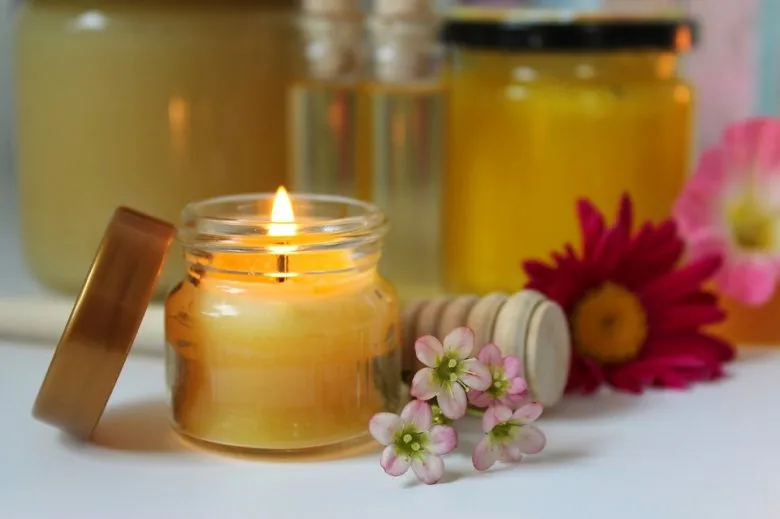 Đốt nến sáp ong có giúp làm sạch không khí trong phòng không?