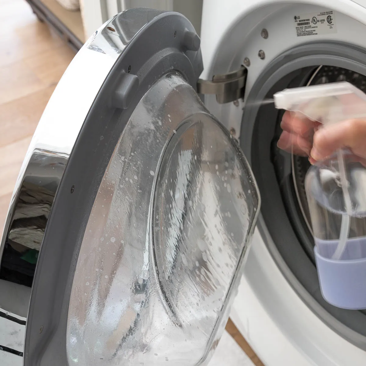 Vệ sinh máy giặt như thế nào để tránh mùi hôi và nấm mốc?