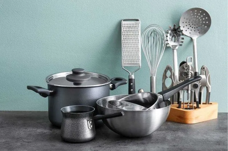 Những mẹo nào giúp làm sạch nhanh các vật dụng bằng thép không gỉ trong nhà bếp?