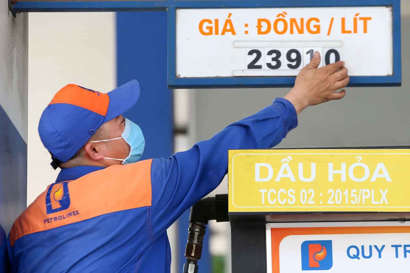 Có những loại thuế nào áp dụng trong giá dầu cơ sở hiện nay?