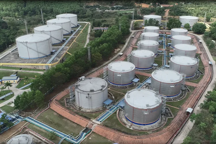 Vì sao tích trữ hàng tồn kho là con dao hai lưỡi đối với doanh nghiệp khi giá dầu biến động?