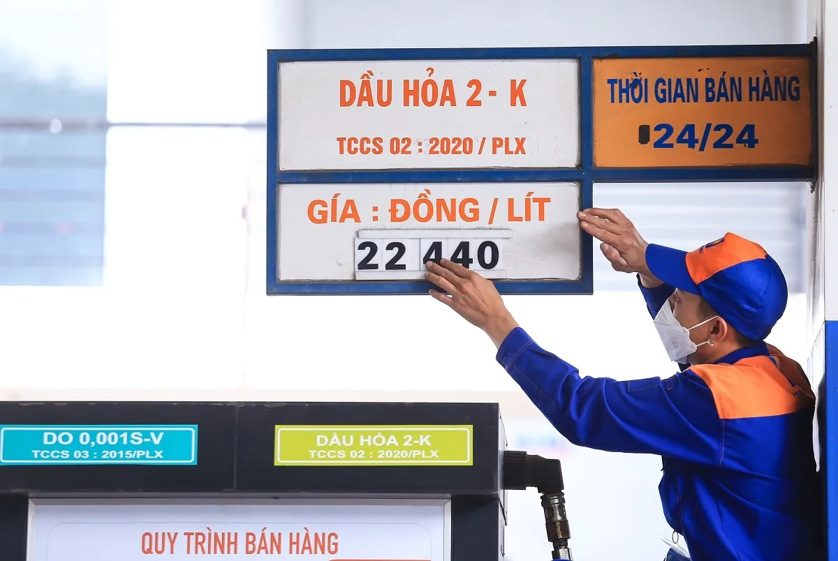 Chi phí kinh doanh dầu định mức trong công thức tính giá dầu cơ sở là gì?