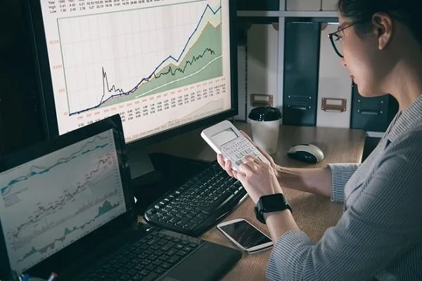 Lệnh điều kiện mang lại lợi ích gì cho nhà đầu tư trong bối cảnh tin tức về thị trường tài chính biến động?
