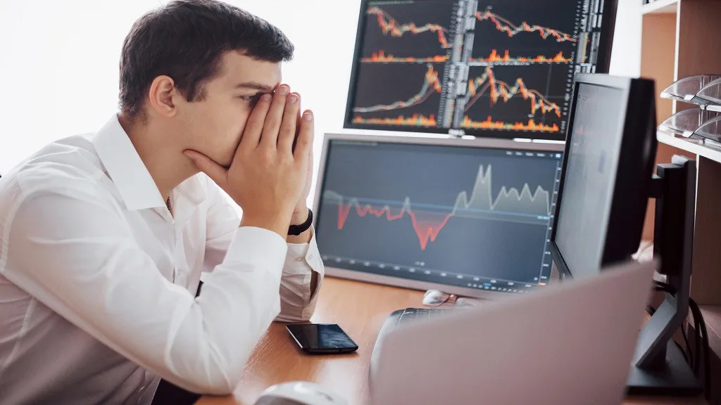 Cổ phiếu phổ thông có đặc điểm và rủi ro nào khi tin tức về thị trường tài chính phức tạp?
