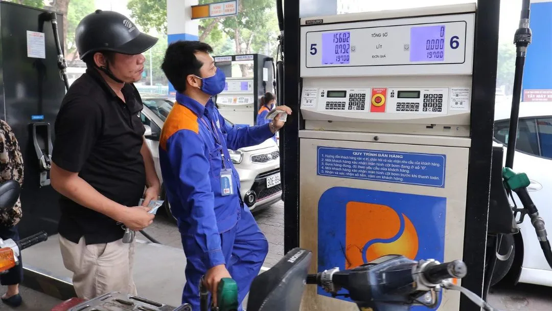 Giá dầu bán lẻ hiện hành do ai công bố và được cập nhật ở đâu?