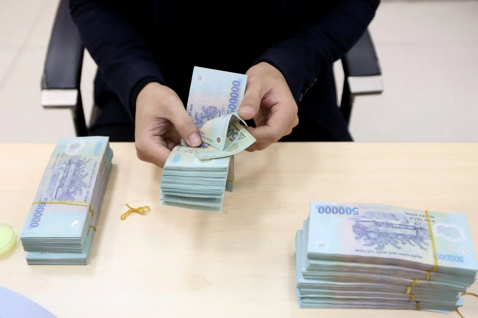 Quy định về việc gửi tiền tiết kiệm chung cho nhiều người là gì?