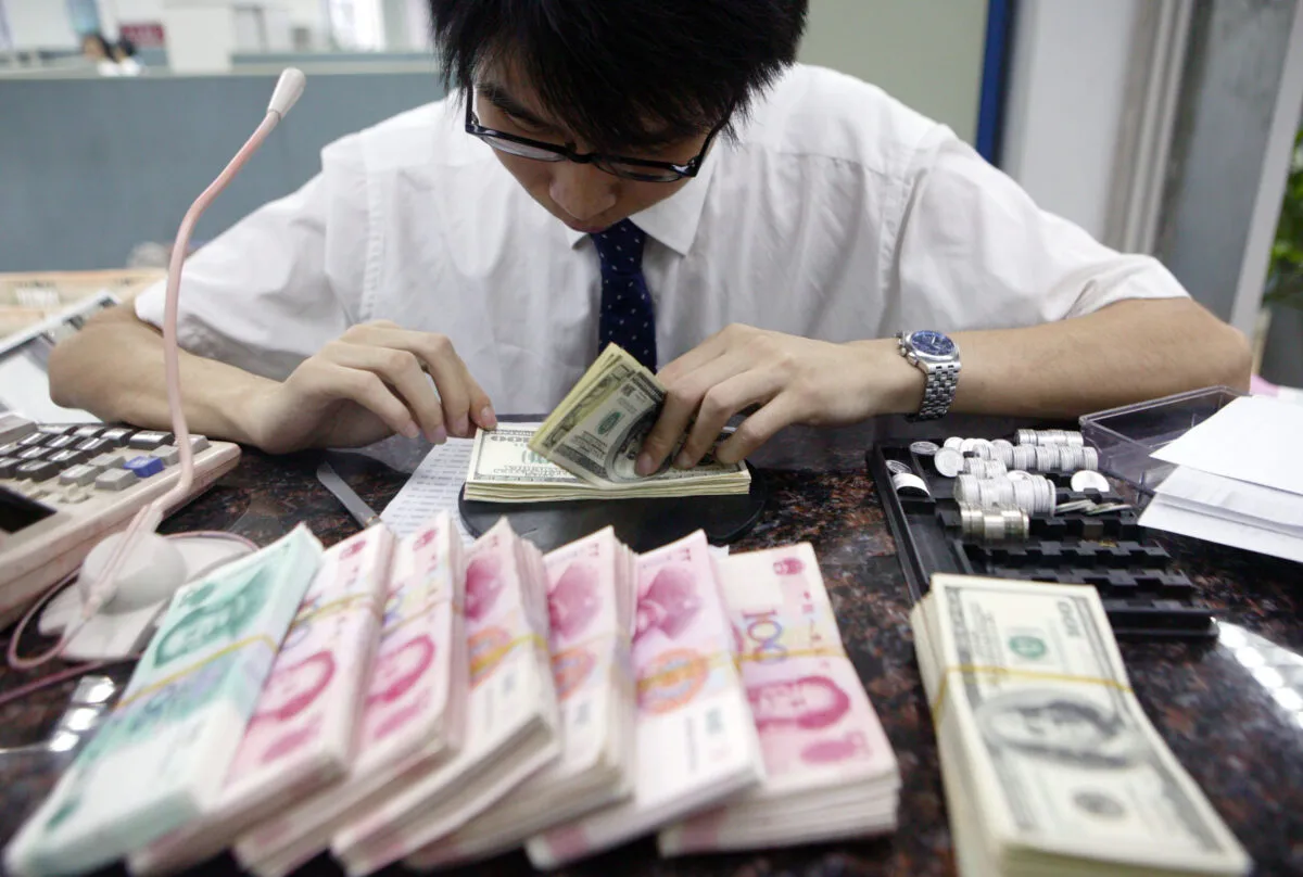 Chính sách nới lỏng tiền tệ có vai trò gì trong việc tăng trưởng kinh tế?