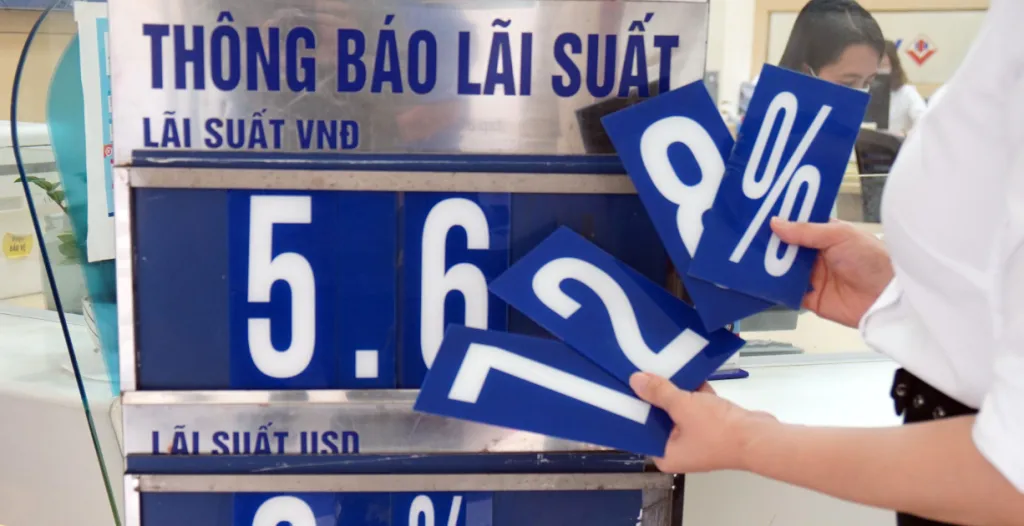 Những yếu tố nào ảnh hưởng đến sự tăng giảm của lãi suất điều hành?