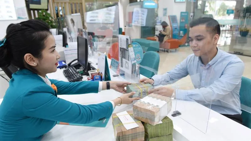 Người gửi tiền tiết kiệm nên làm gì khi lạm phát cao và lãi suất thấp?