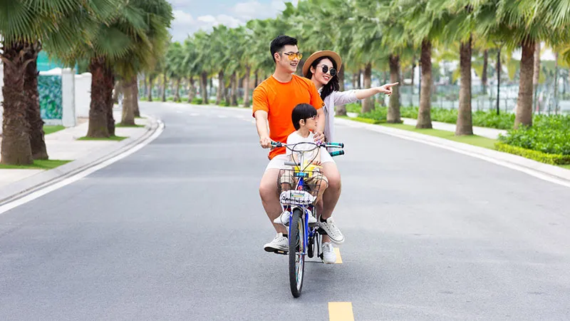 Khách thuê phòng Vinhomes Ocean Park theo ngày có thể trải nghiệm những hoạt động nào bên hồ Ngọc Trai?
