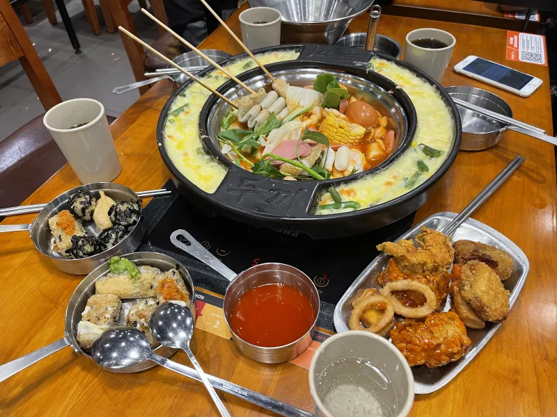 Quanh Masteri West Heights có những quán buffet nào thuận tiện cho khách thuê căn hộ di chuyển đến?