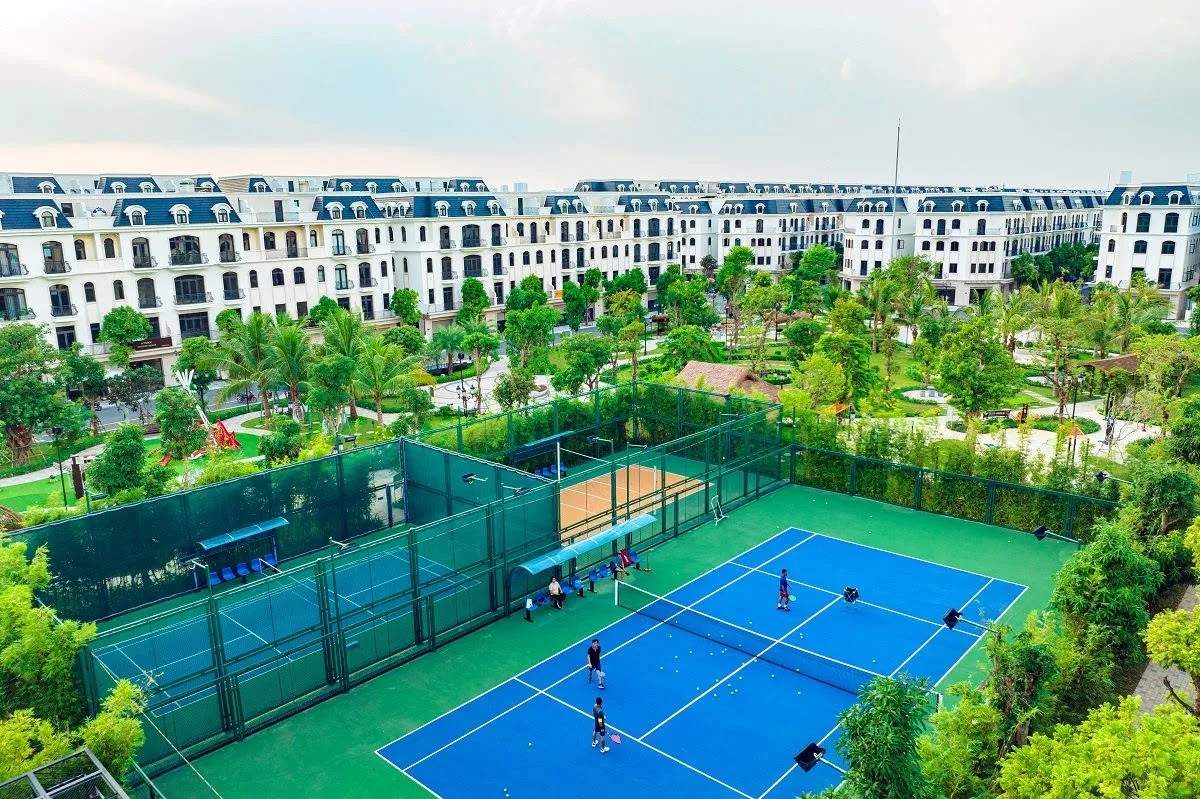 Vé vào sân tennis phục vụ cho khách thuê shophouse Vinhomes Ocean Park là bao nhiêu?