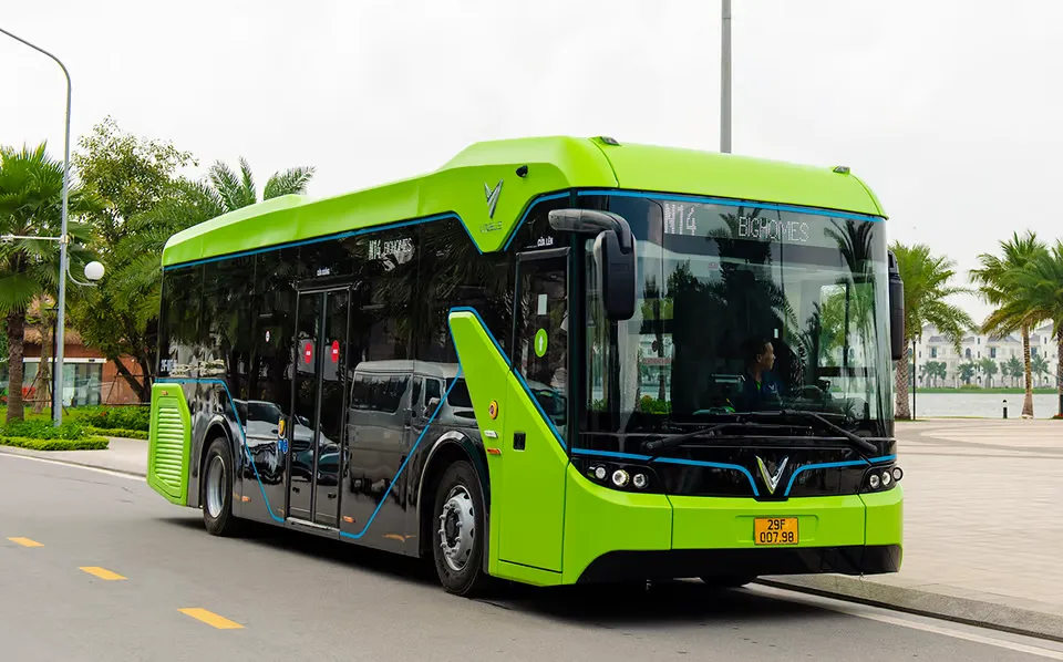 Khách thuê nhà Vinhomes Smart City có thể đến Vinhomes Royal City bằng phương tiện nào?