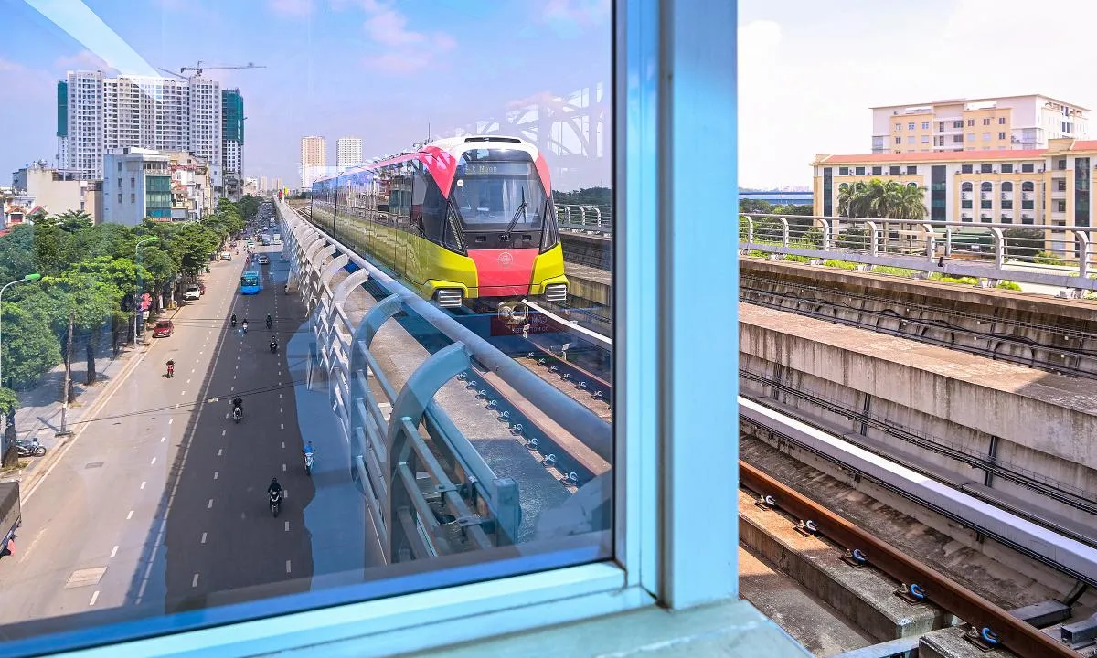 Từ Vinhomes Smart City có thể di chuyển bằng tuyến tàu điện trên cao nào để đến trường Đại học Sư phạm Hà Nội?