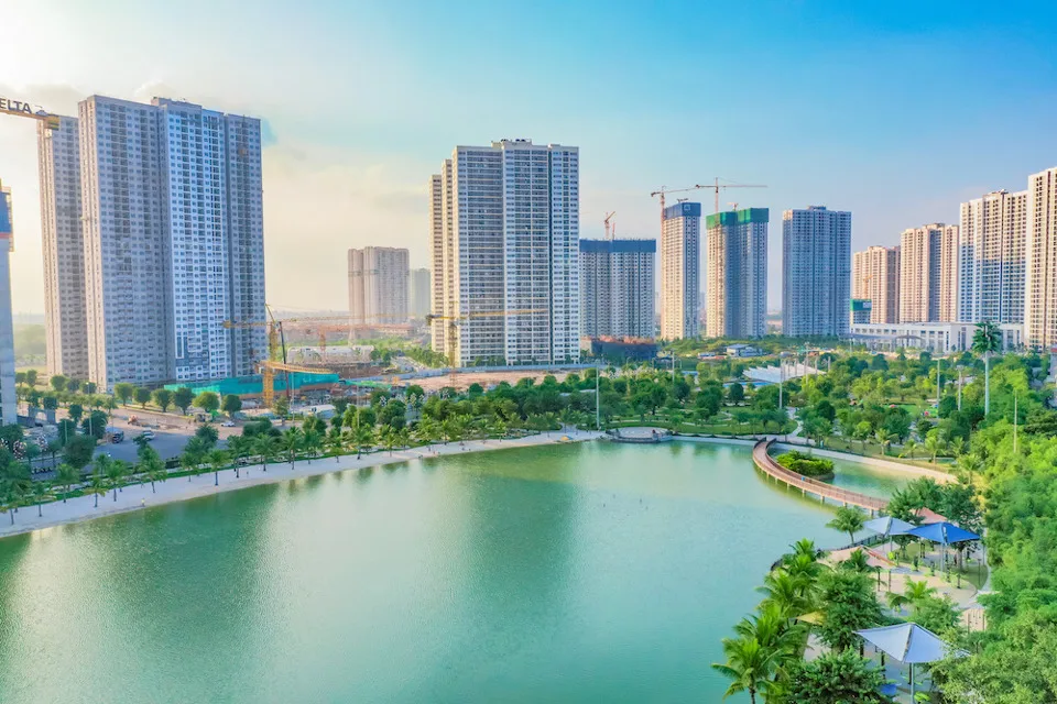 Từ Vinhomes Smart City có thể di chuyển bằng tuyến tàu điện trên cao nào để đến TTTM The Loop Xuân Thuỷ?