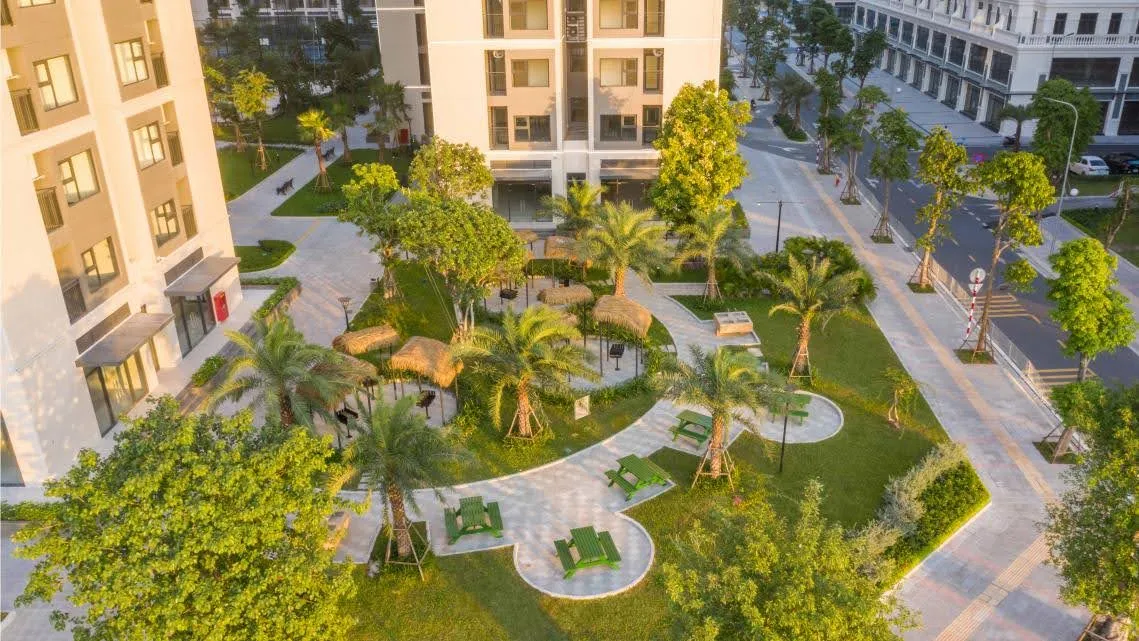 Từ Vinhomes Smart City có thể di chuyển bằng tuyến tàu điện trên cao nào để đến Chùa Hà?