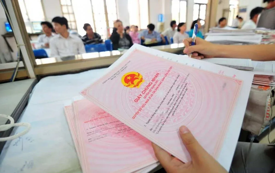 Hướng dẫn chi tiết thủ tục sang tên sổ đỏ khi mua bán nhà đất