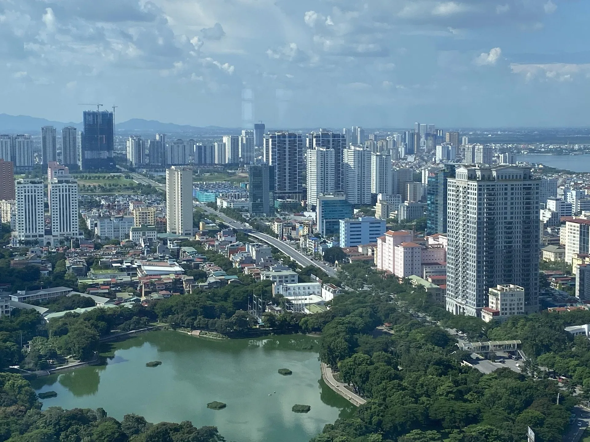 Lượng giao dịch thứ cấp cao tầng tại Hà Nội tăng vọt trong tháng 3/2025