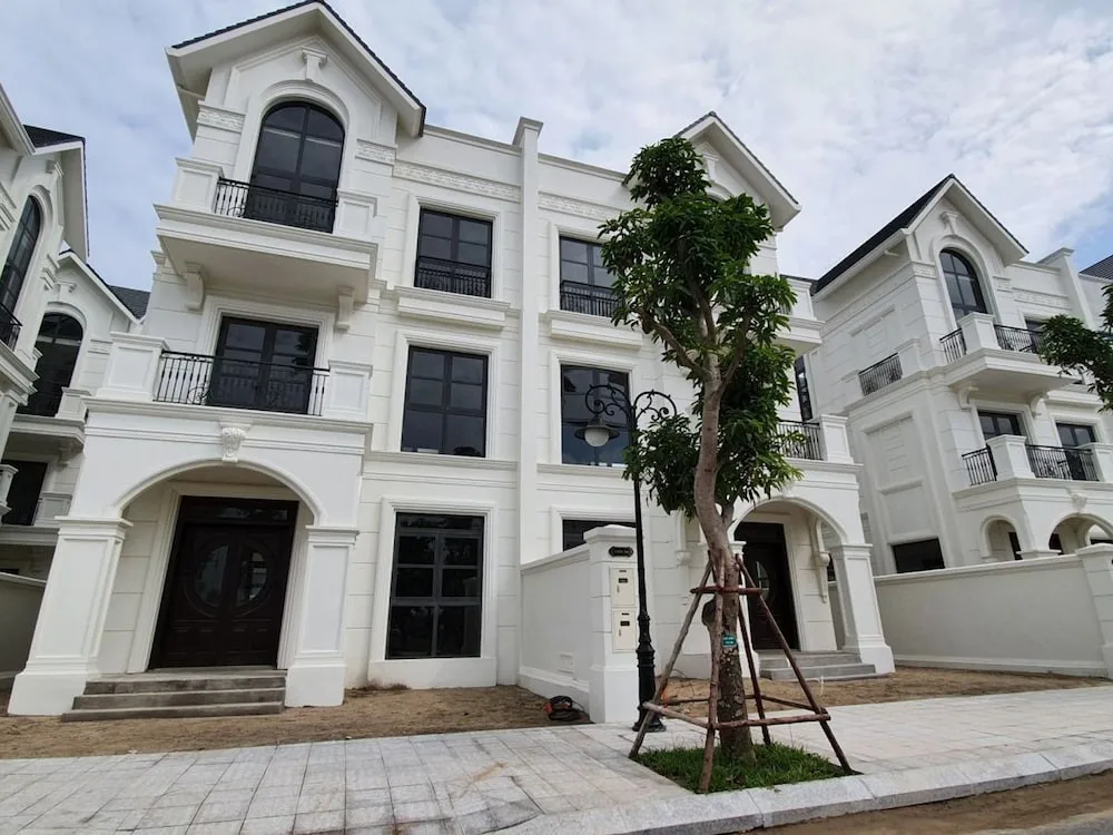 Biệt thự song lập phân khu Hải Âu Vinhomes Ocean Park 2 nằm ở những trục đường nội khu nào?