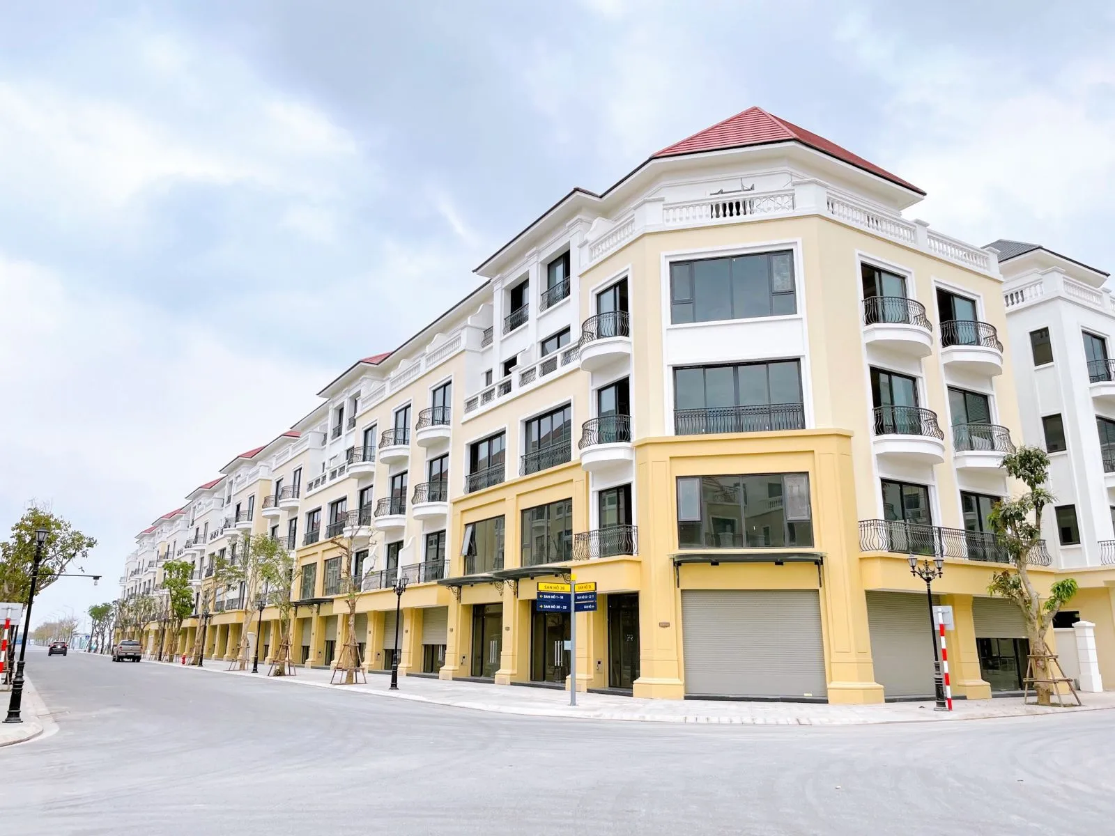 Biệt thự liền kề 63m2, mặt tiền 4,5m phân khu San Hô có giá bán bao nhiêu?