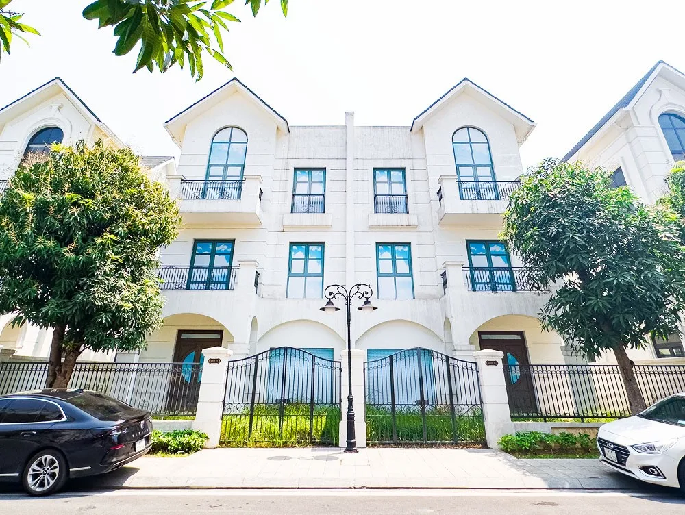 Biệt thự liền kề xẻ khe 136m2, mặt tiền 8m phân khu San Hô có giá bán bao nhiêu?