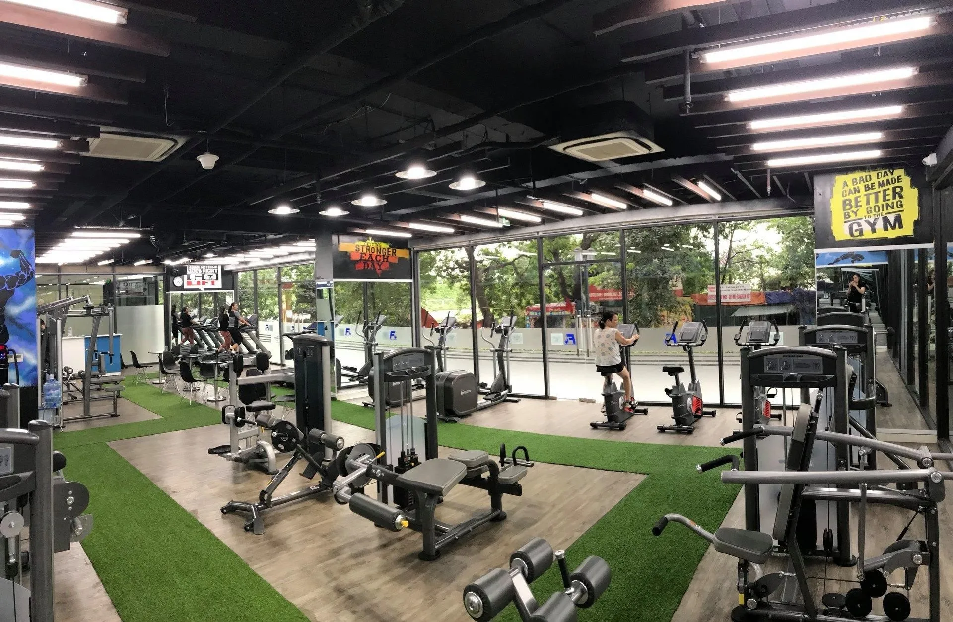 Gần chung cư Hateco Hoàng Mai có các phòng gym, sân bóng nào? 