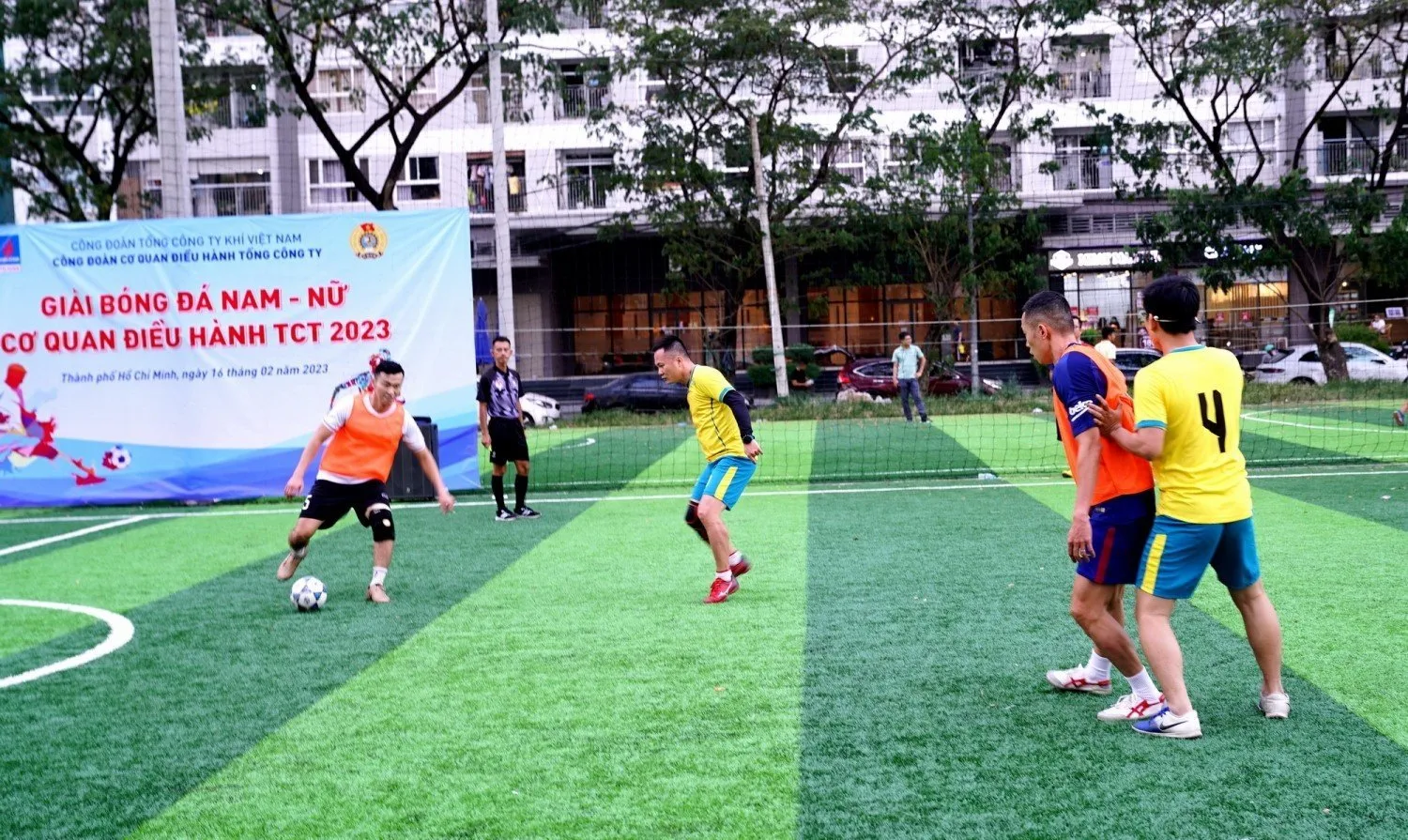 Chung cư Eco City Việt Hưng quận Long Biên có gần phòng gym, sân bóng nào không?