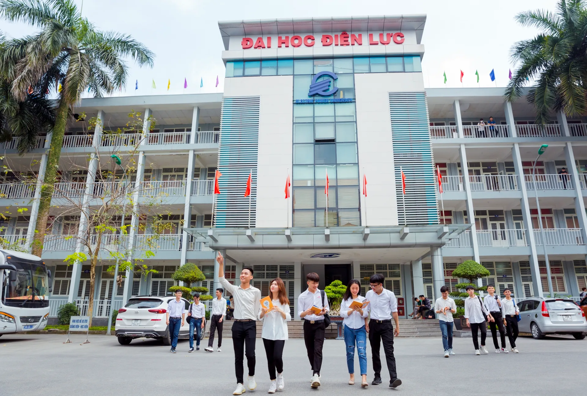 Dự án Starlake Tây Hồ cách trường Đại học Điện Lực bao nhiêu km?