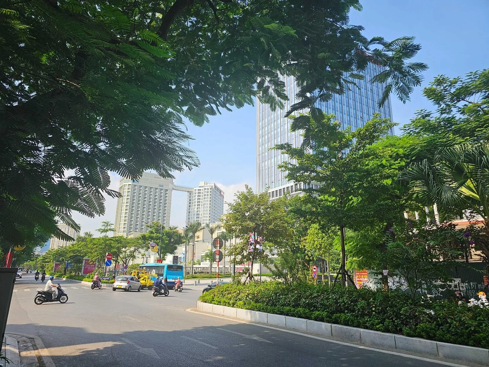 Giá bán nhà riêng, nguyên căn đường Lạc Long Quân, quận Tây Hồ hiện tại là bao nhiêu?