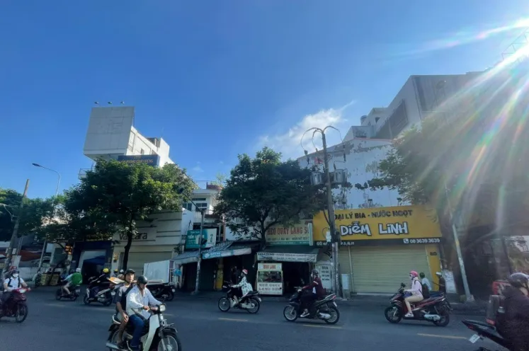 Nhà mặt phố tại đường Hòa Bình, quận 11 có giá bán bao nhiêu?