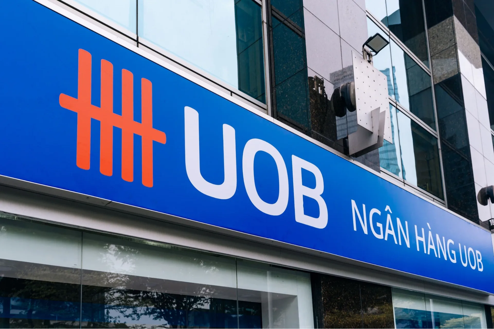 100 triệu gửi ngân hàng UOB lãi suất bao nhiêu?