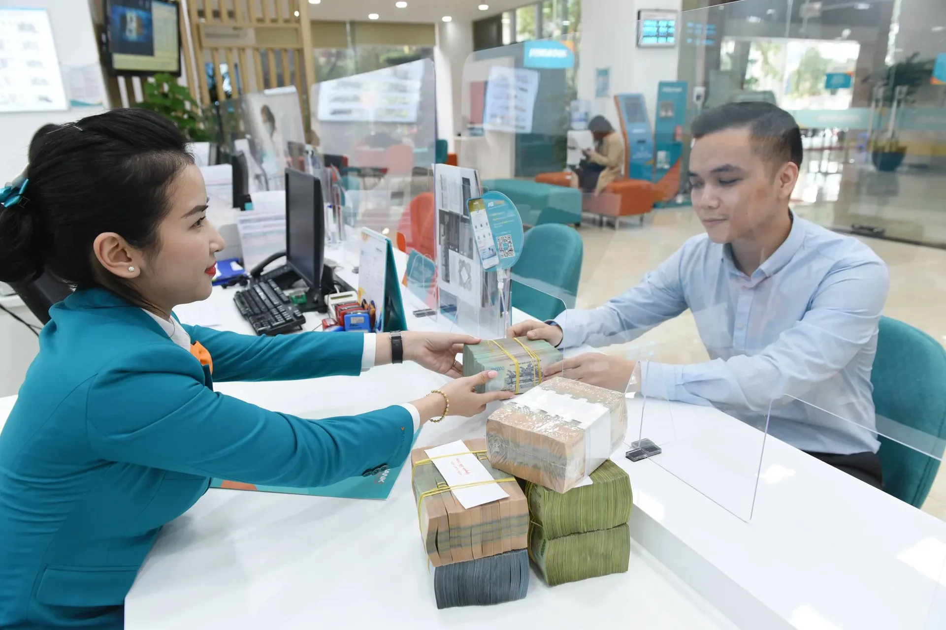 Với 1 tỷ đồng thừa kế, nên lựa chọn gửi ngân hàng uy tín hay lãi suất cao?