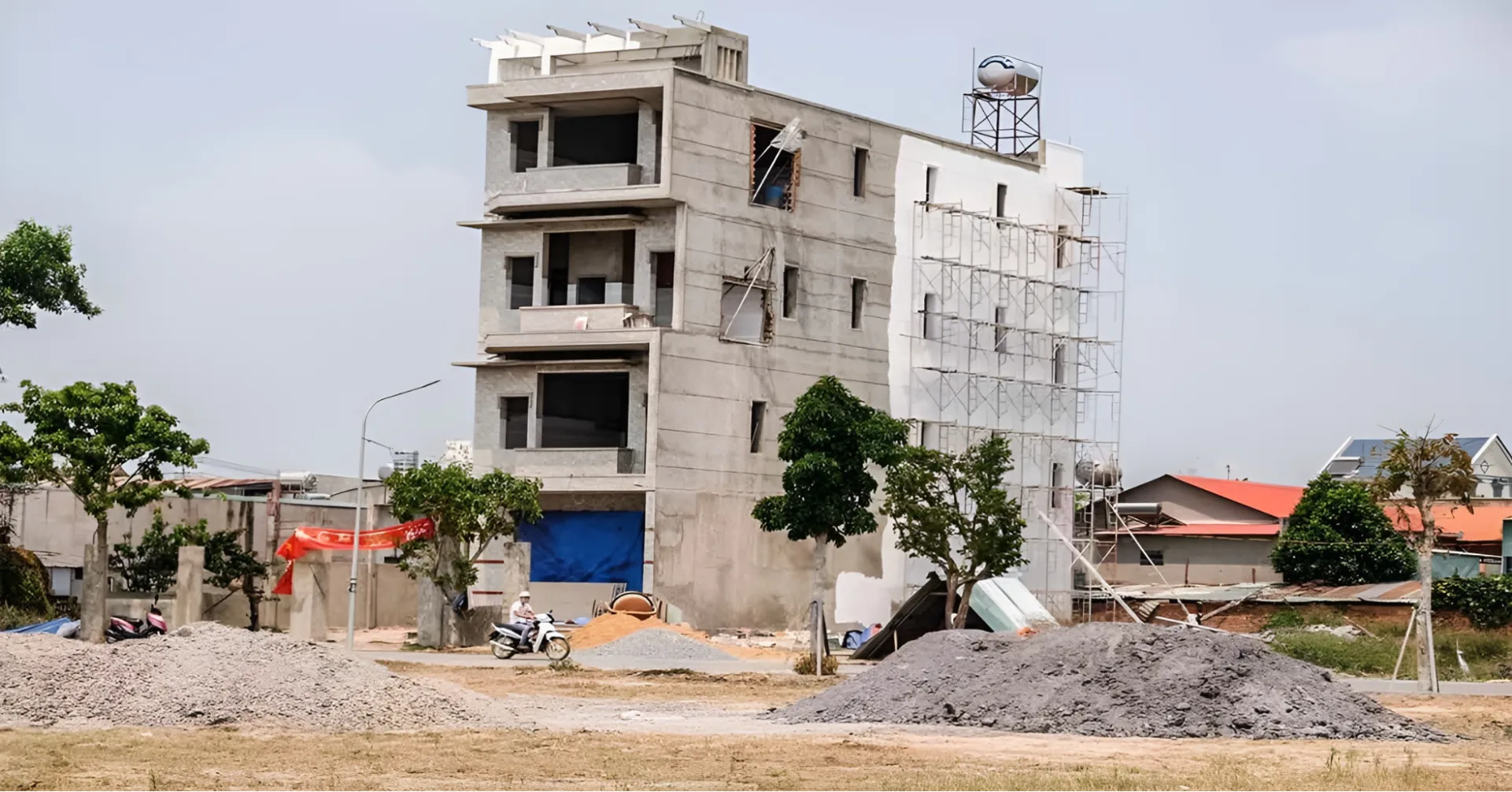 Sở hữu 1,5 tỷ đồng, nên đầu tư đất cho thuê hay xây nhà trọ?