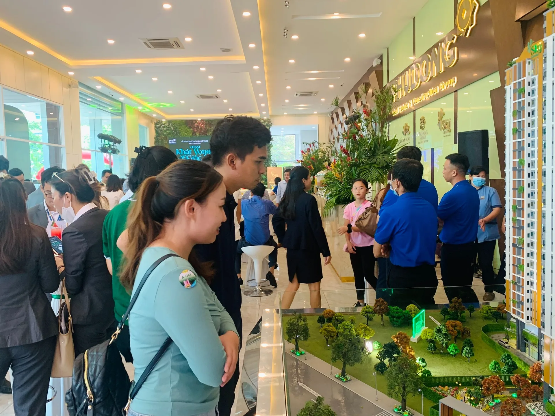 Đi làm văn phòng lương 10 triệu/tháng nên mua nhà hay đầu tư học hành?