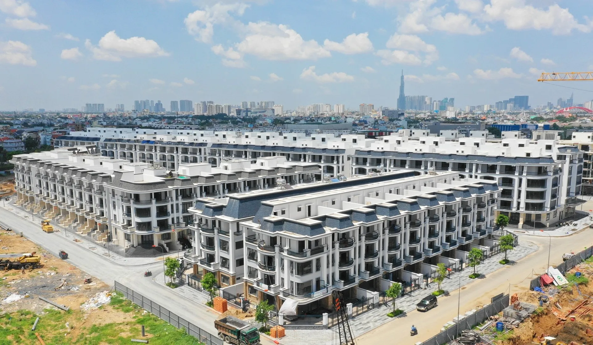 Giá nhà cao, người mua nên hướng tới thị trường bất động sản nào?
