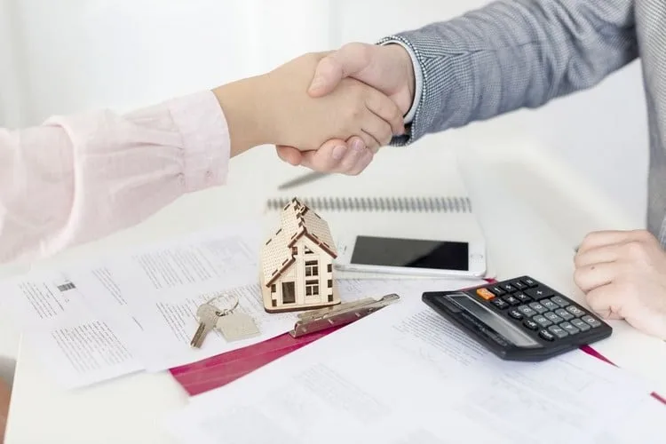 Người được nhờ đứng tên lại đem bán nhà thì phải làm gì?