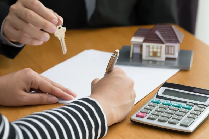 Vay ngân hàng từ 100 triệu đồng: Cần cung cấp thông tin người có liên quan?