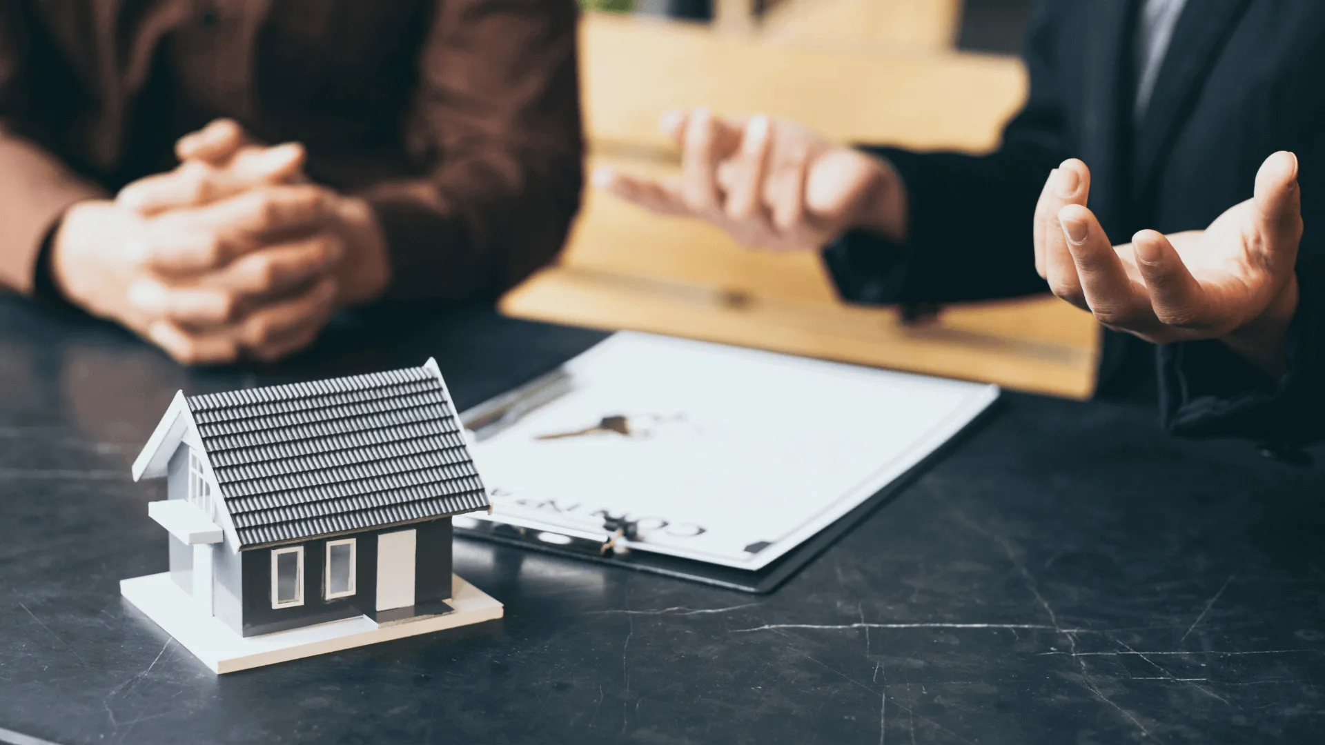 Câu chuyện tự bán nhà dở khóc dở cười: Khách đến trả giá, môi giới "phát ngại" vì giá thấp